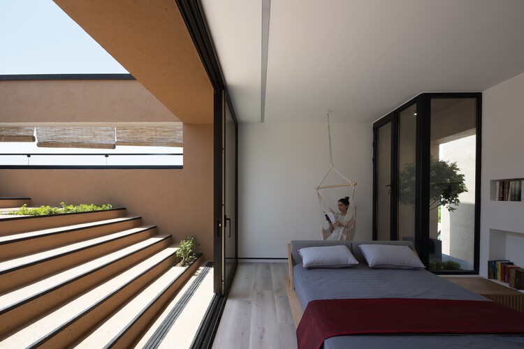 Samon Villa / NaP studio - Фотография интерьера, спальня, окна, стул