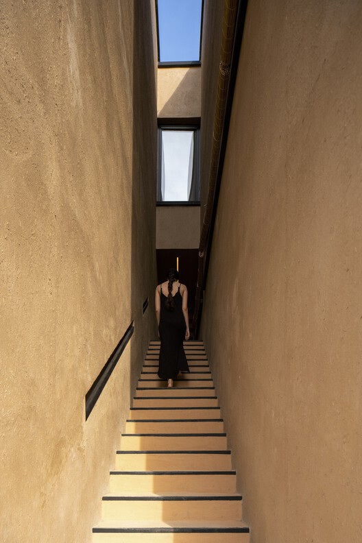 Samon Villa / NaP studio - Фотография интерьера, лестница, окна, перила