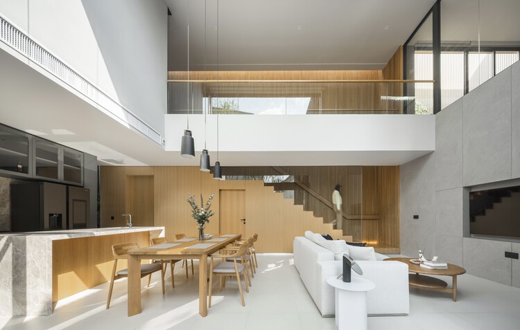Warmblack House / Greenbox Design - Фотография интерьера, стол, стул