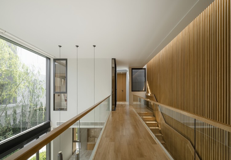 Warmblack House / Greenbox Design - Фотография интерьера, окон, перил