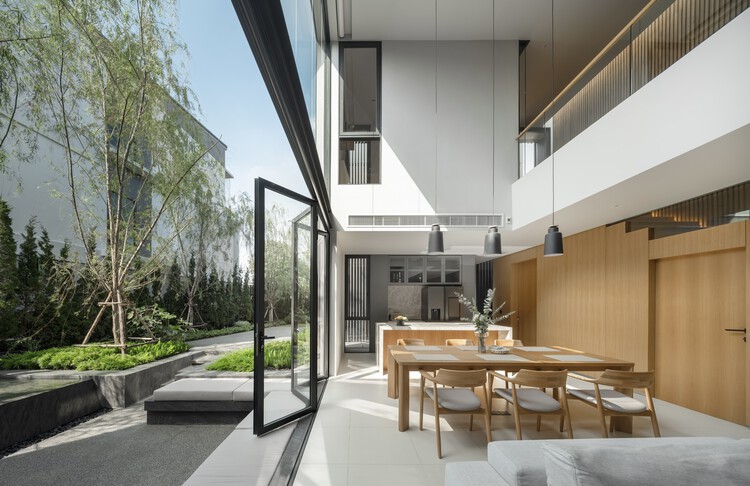 Warmblack House / Greenbox Design - Фотография интерьера, стол, стул, фасад, окна