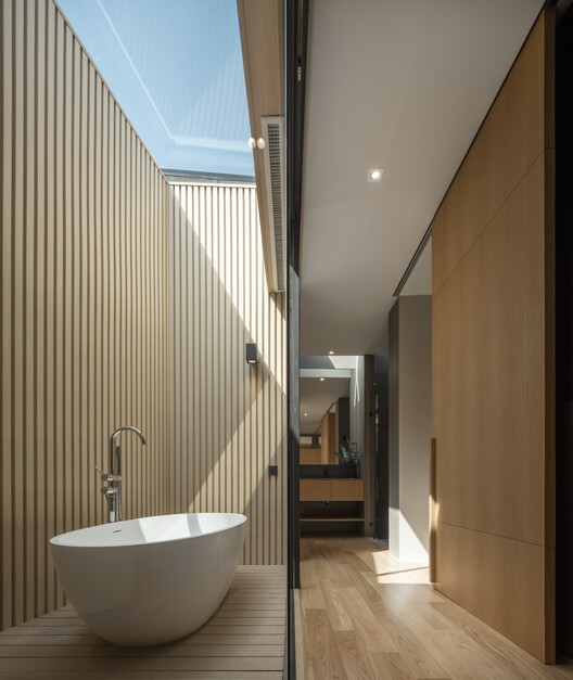 Warmblack House / Greenbox Design - Фотография интерьера, ванная комната, ванна, раковина