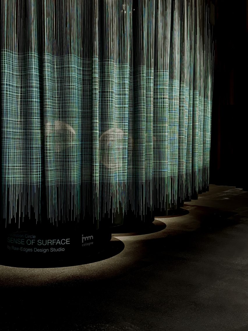 Занавес в рамках инсталляции «Чувство поверхности» с черно-зелеными узорами.
