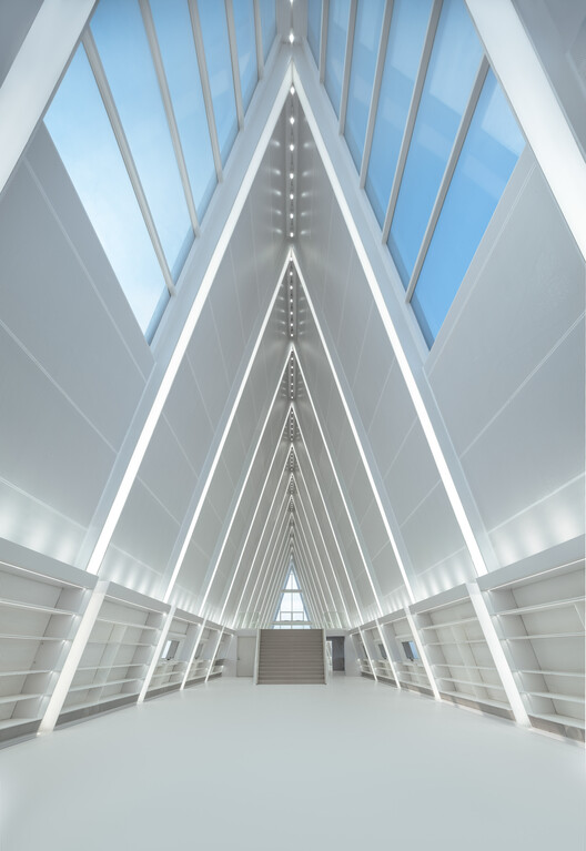 Внеостровной пирс острова Лянцзы / UAO Design - Фотография интерьера, лестница, стекло, фасад