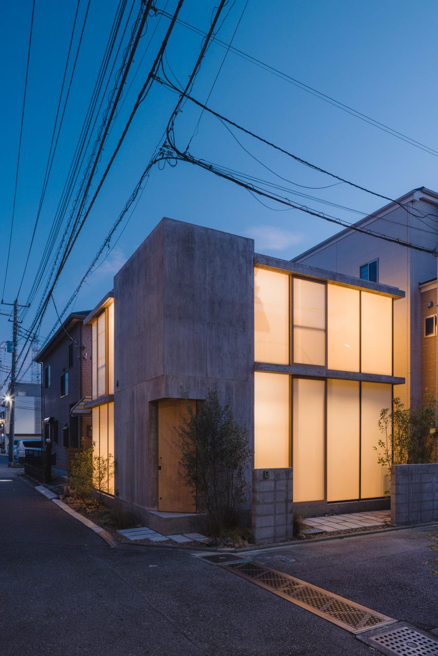 Вид на фасад дома в сумерках в Японии от IGArchitects