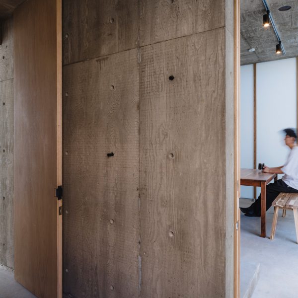 Полупрозрачное остекление и бетон обрамляют японский дом от IGArchitects
