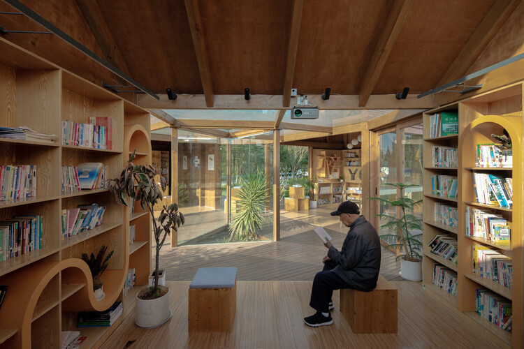 Книжный дом-пирамида / Офис MAT - Фотография интерьера, стеллажи, балка