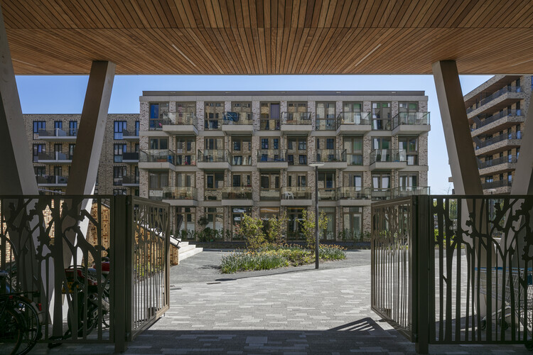 Lieven Zuidblok Apartments / Район Эдем - Фотография интерьера, фасад, окна, балка