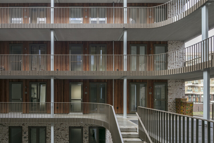 Lieven Zuidblok Apartments / Eden District - Фотография интерьера, окна, фасад, перила