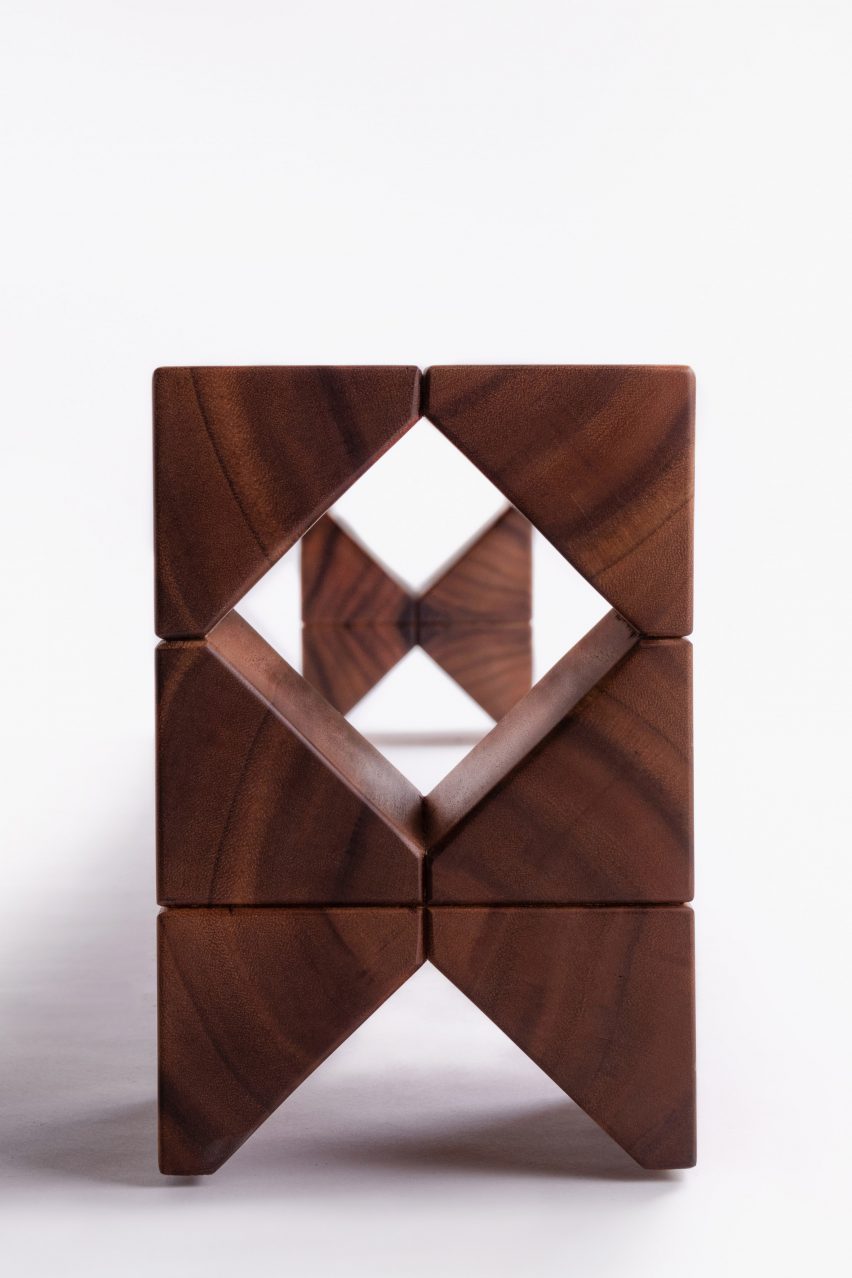 Геометрический деревянный предмет на белом фоне