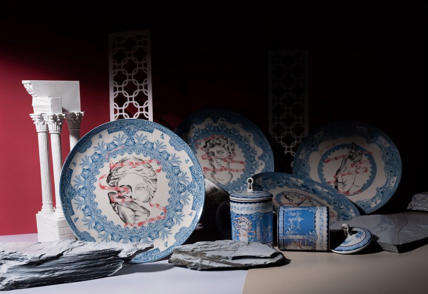 Синие и белые фарфоровые тарелки на темном фоне