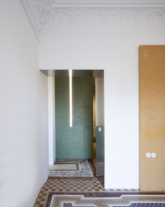Галерея Дома на Гран Виа, Гранада / Аннона + Ана Фриас - Фотография интерьера, двери, лестницы