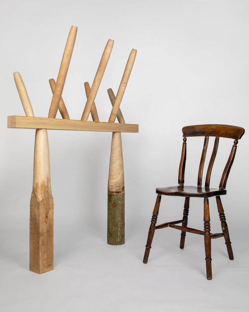 Фотография традиционного деревянного стула справа и экспериментальной конструкции колонны и балки, увенчанной шпинделями слева.