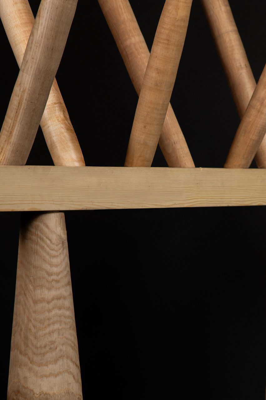 Фотография крупным планом шпинделей на деревянной модели конструкции.