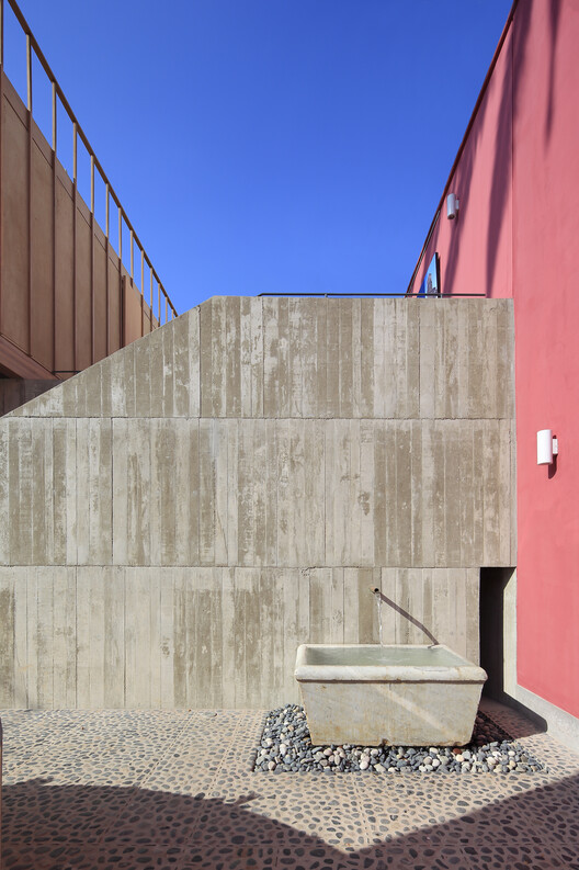 Французский институт андских исследований / Roman Bauer Arquitectos + ESARQUITECTURA Atelier - Фотография экстерьера, фасад, бетон