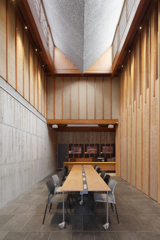 Французский институт андских исследований / Roman Bauer Arquitectos + ESARQUITECTURA Atelier - Фотография интерьера, стол, стул