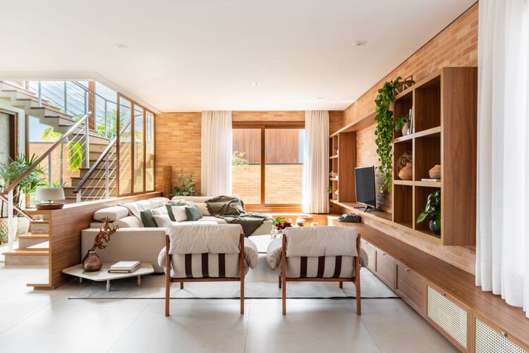 Lima House / Pietro Terlizzi Arquitetura - Фотография интерьера, гостиная, стол, диван, стул, балка