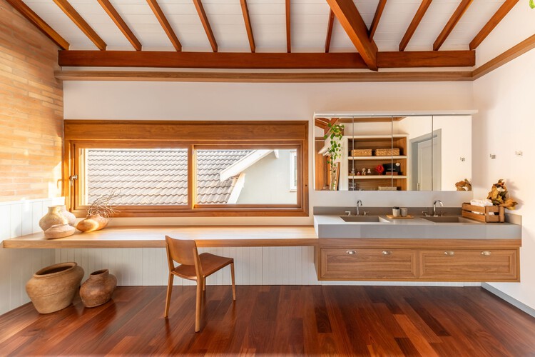 Lima House / Pietro Terlizzi Arquitetura - Фотография интерьера, кухня, стол, окна, столешница, балка, стул