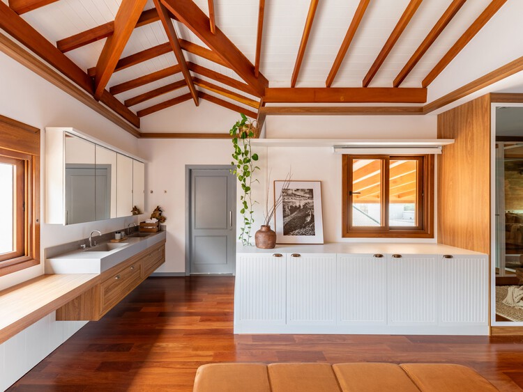 Lima House / Pietro Terlizzi Arquitetura - Фотография интерьера, кухня, окна, дерево, балка, раковина, столешница