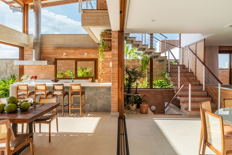 Lima House / Pietro Terlizzi Arquitetura - Фотография интерьера, стол, стул, окна, балка