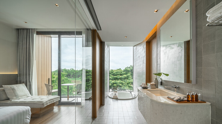 Riva Vista Riverfront Resort / IDIN Architects — Фотография интерьера, ванная комната, ванна, окна