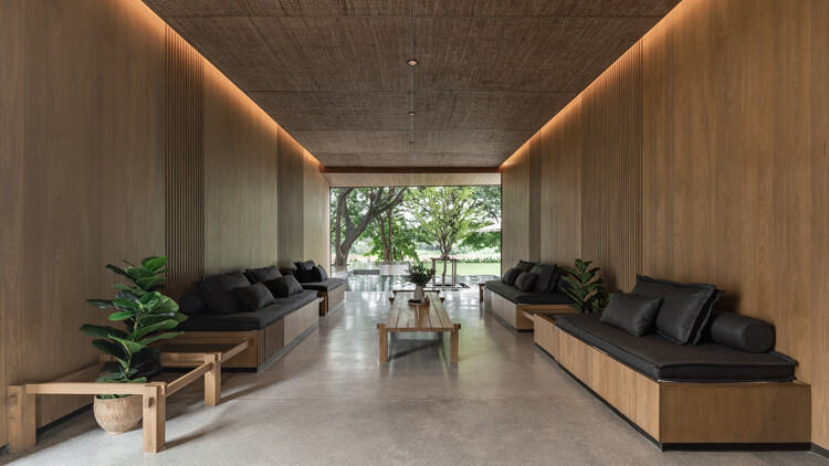Riva Vista Riverfront Resort / IDIN Architects — Фотография интерьера, гостиная, диван