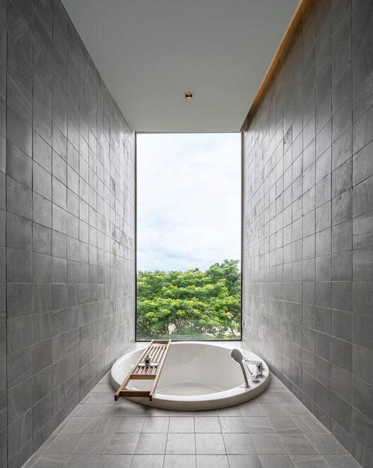 Riva Vista Riverfront Resort / IDIN Architects — Фотография интерьера, ванная комната
