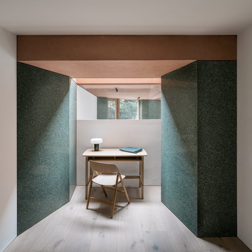 Письменный стол в пристройке квартиры Terzetto в Лондоне от ConForm Architects