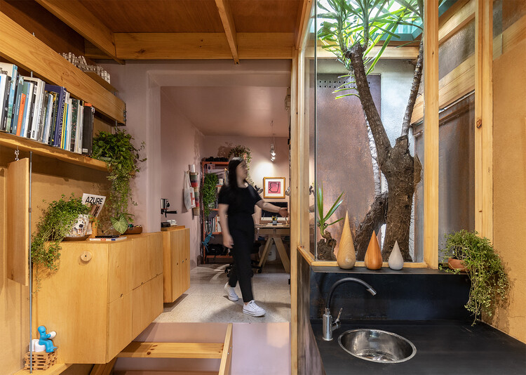Пристройка дома Эль Ретиро / Хуан Альберто Андраде — фотография интерьера, кухня, стеллажи, окна