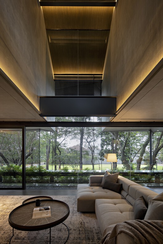 CASA A / Wahana Architects — Фотография интерьера, гостиная, стол, балка