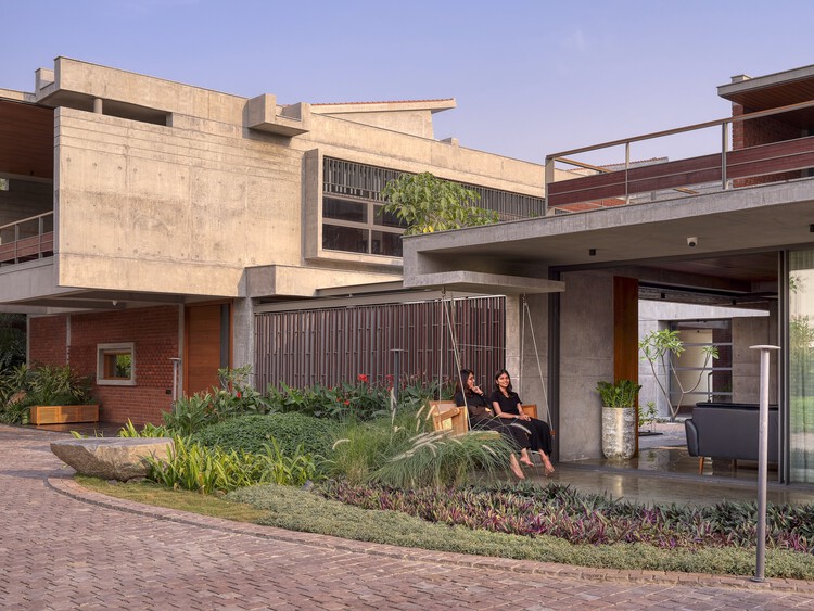 Дом во дворе / Rushi Shah Architects + Tattva Landscapes - Фотография экстерьера, фасад, стул