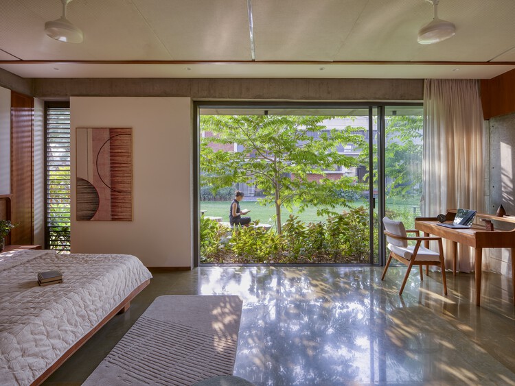 Дом во дворе / Rushi Shah Architects + Tattva Landscapes - Фотография интерьера, спальня, стол, стул, окна