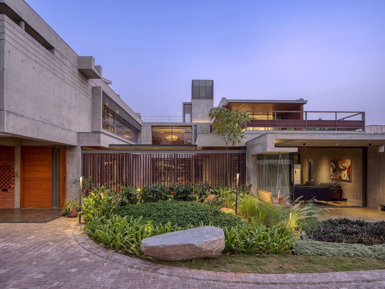 Дом во дворе / Rushi Shah Architects + Tattva Landscapes - Фотография экстерьера, фасад, двор