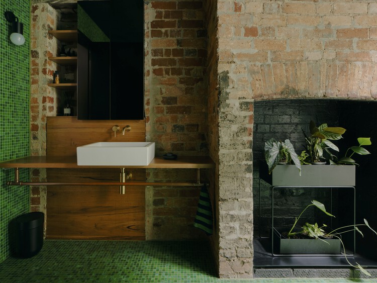 Дом Фицрой-Лейнвей / Архитектор Эндрю Чайлда — фотография интерьера, раковина, ванная комната, кирпич