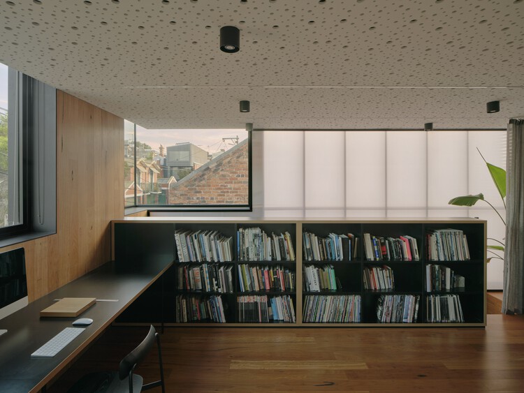 Дом Фицрой-Лейнвей / Архитектор Эндрю Чайлда — фотография интерьера, стеллажи, окна