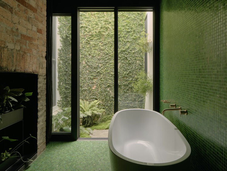 Дом Фицрой-Лейнвей / Архитектор Эндрю Чайлда — фотография интерьера, ванная комната, ванна, окна