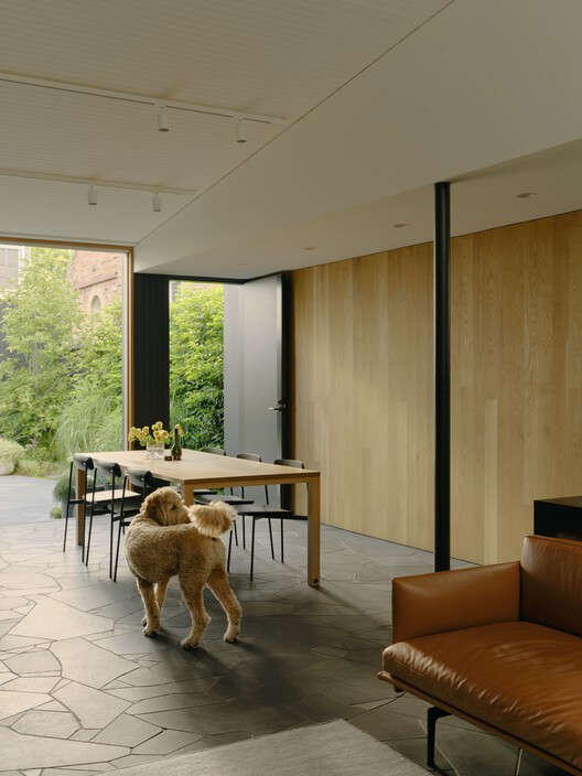 Дом Fitzroy Laneway / Эндрю Чайлд Архитектор - Фотография интерьера, гостиная, стол, окна