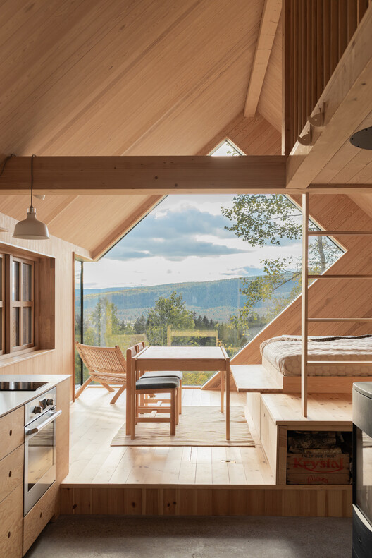Каюта Nordmarka / Rever & Drage Architects - Фотография интерьера, стол, балка, палуба