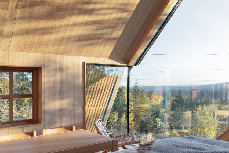 Хижина Nordmarka / Rever & Drage Architects - Фотография интерьера, спальня, окна, балка
