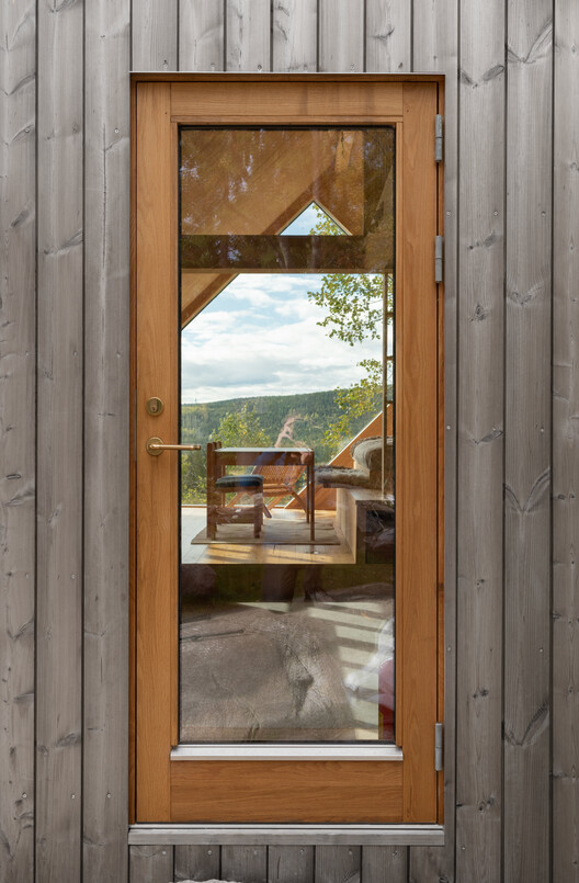Хижина Nordmarka / Rever & Drage Architects - Фотография интерьера, окна, двери, балки