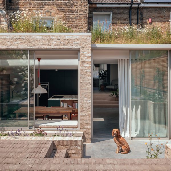 Компания Oliver Leech Architects пристроила мансардное окно к лондонскому дому