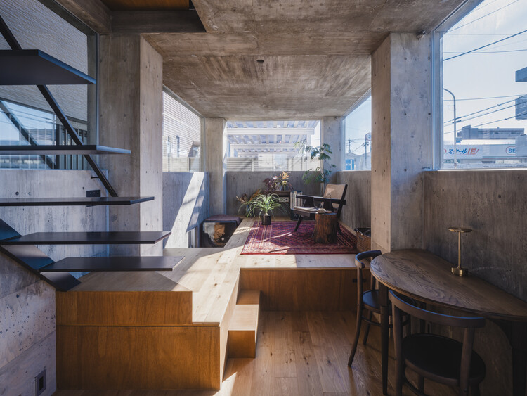 2700 Дом / IGArchitects - Фотография интерьера, Стол, Стул, Балка, Окна
