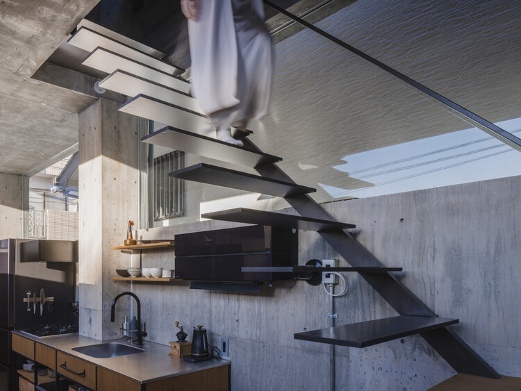 2700 House / IGArchitects - Фотография интерьера, кухня, столешница, балка, стул, раковина