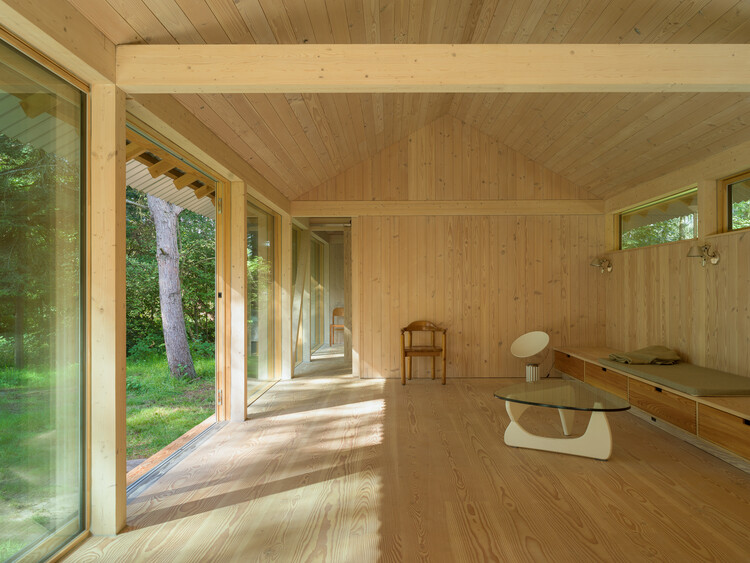   Vollerup House / Høyer Arkitektur - Фотография интерьера, окна, балка
