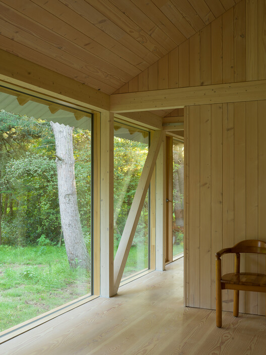   Vollerup House / Høyer Arkitektur - Фотография интерьера, окна, стул, балка