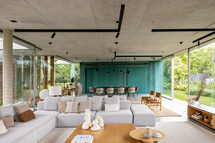 Carvalho House / FGMF - Фотография интерьера, гостиная, диван, стол, стул, патио