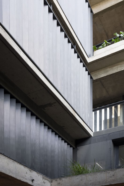 Донадо 1601 Многоквартирный дом / ESHH Arquitectura - Фотография интерьера, лестница, окна, фасад, перила