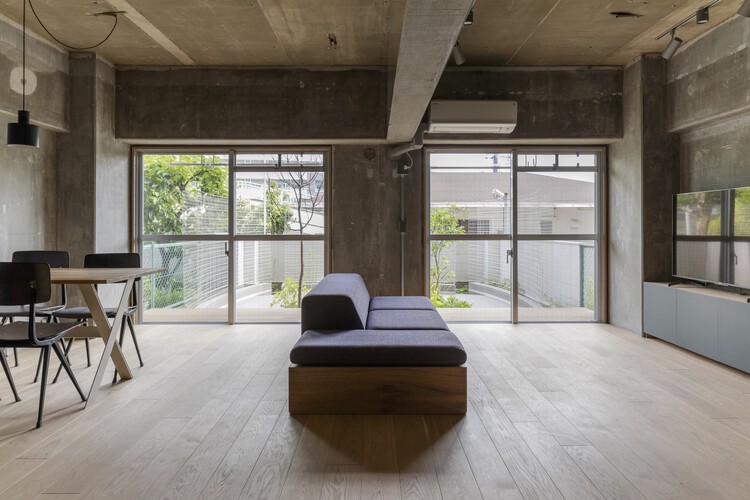 Домашняя площадка / KOSAKU - Фотография интерьера, гостиная, стул, балка