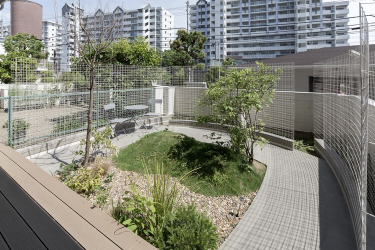 Домашняя площадка / KOSAKU - Фотография экстерьера, сад
