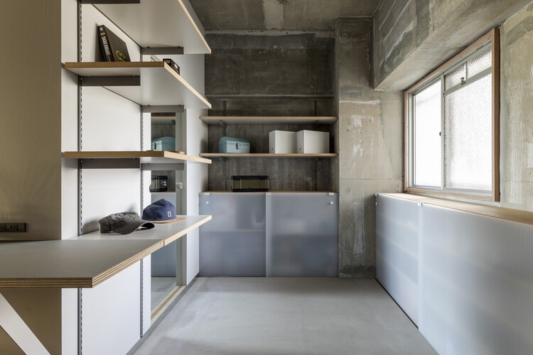 Home Ground / KOSAKU - Фотография интерьера, кухня, окна, стеллажи
